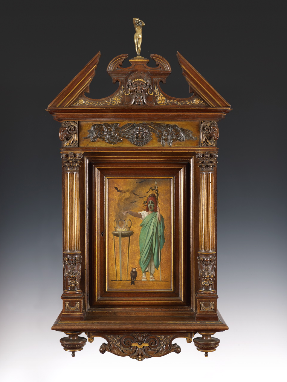 Cabinet sculpté et peint